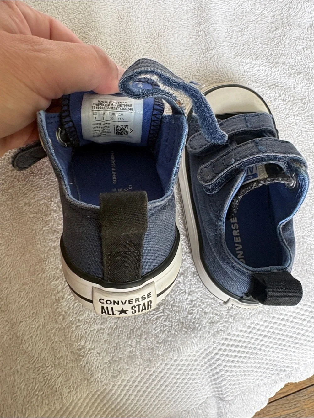 Converse Kids Blue Velcro Low Top Sneakers. Toddler size 4